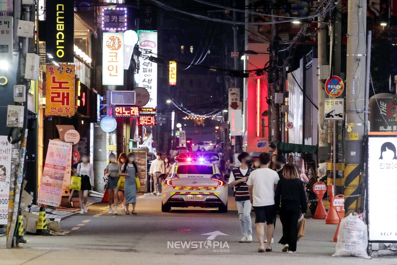 수도권 사회적 거리두기 4단계 격상을 하루 앞둔 11일 오후 서울 마포구 홍대거리에서 시민들이 이동하고 있다.ⓒ뉴시스