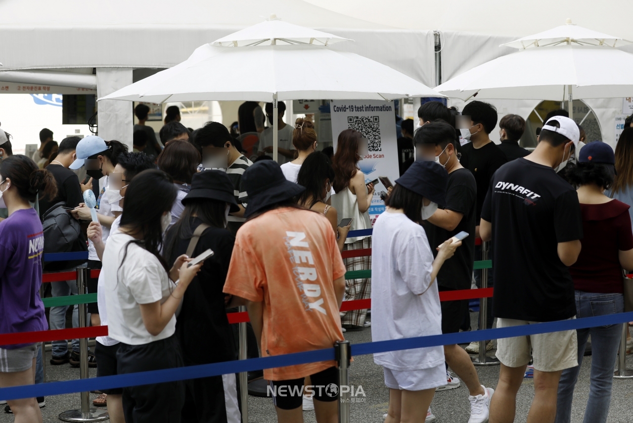 0시 기준 국내 코로나19 신규 확진자가 1615명을 기록하고 있는 14일 서울 강남구보건소 선별진료소를 찾은 시민들이 검사를 기다리고 있다.ⓒ뉴시스