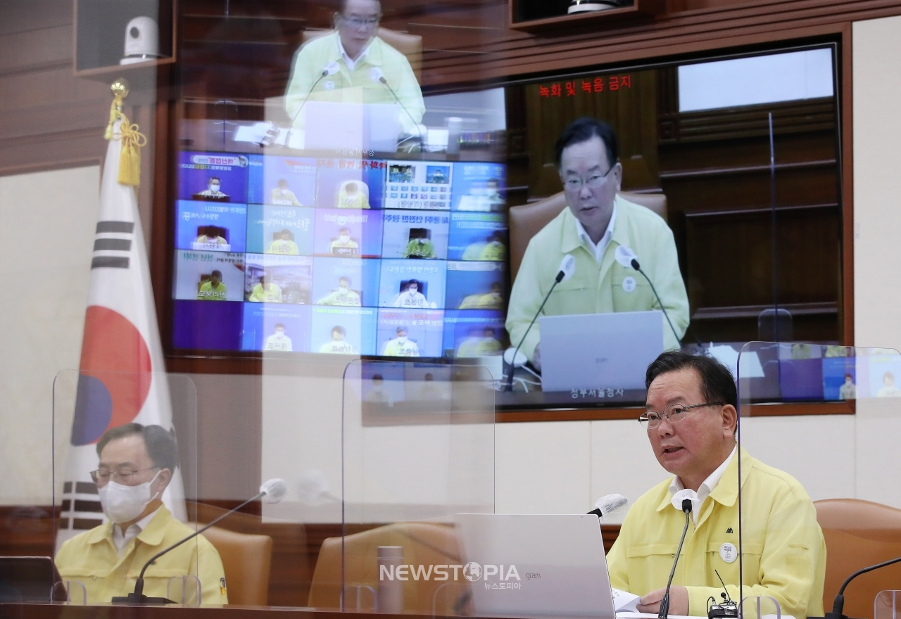 김부겸 국무총리가 14일 오전 서울 종로구 정부서울청사에서 열린 코로나19 중앙재난안전대책본부(중대본) 회의에 참석해 발언하고 있다. ⓒ뉴시스