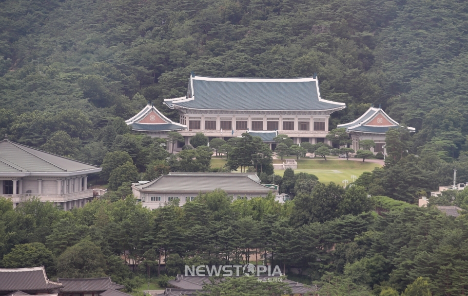 청와대 행정관 1명이 14일 코로나19 확진 판정을 받았다. 이날 확진 판정을 받은 행정관은 최근 문 대통령과의 접촉은 없었다고 청와대 관계자는 설명했다. 지난해 8월 대통령 경호처 소속 직원이 확진 판정을 받은 적 있지만, 그 외 행정관 확진 판정 사례는 이번이 처음이다. 14일 서울 종로에서 바로본 청와대 모습. ⓒ뉴시스