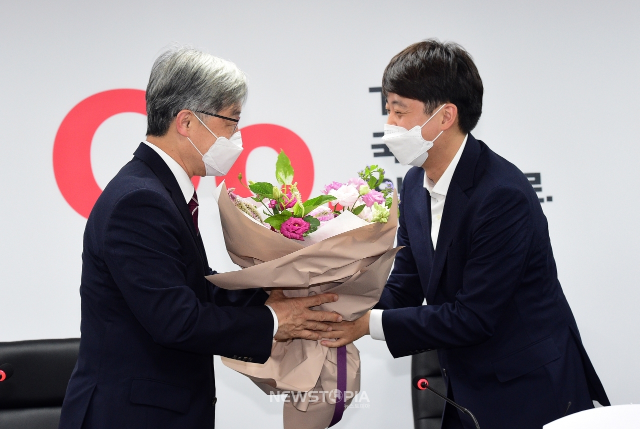 이준석 국민의힘 대표가 15일 서울 여의도 국민의힘 중앙당사에서 입당 신청을 마친 최재형 전 감사원장에게 꽃다발을 전달하고 있다. ⓒ뉴시스