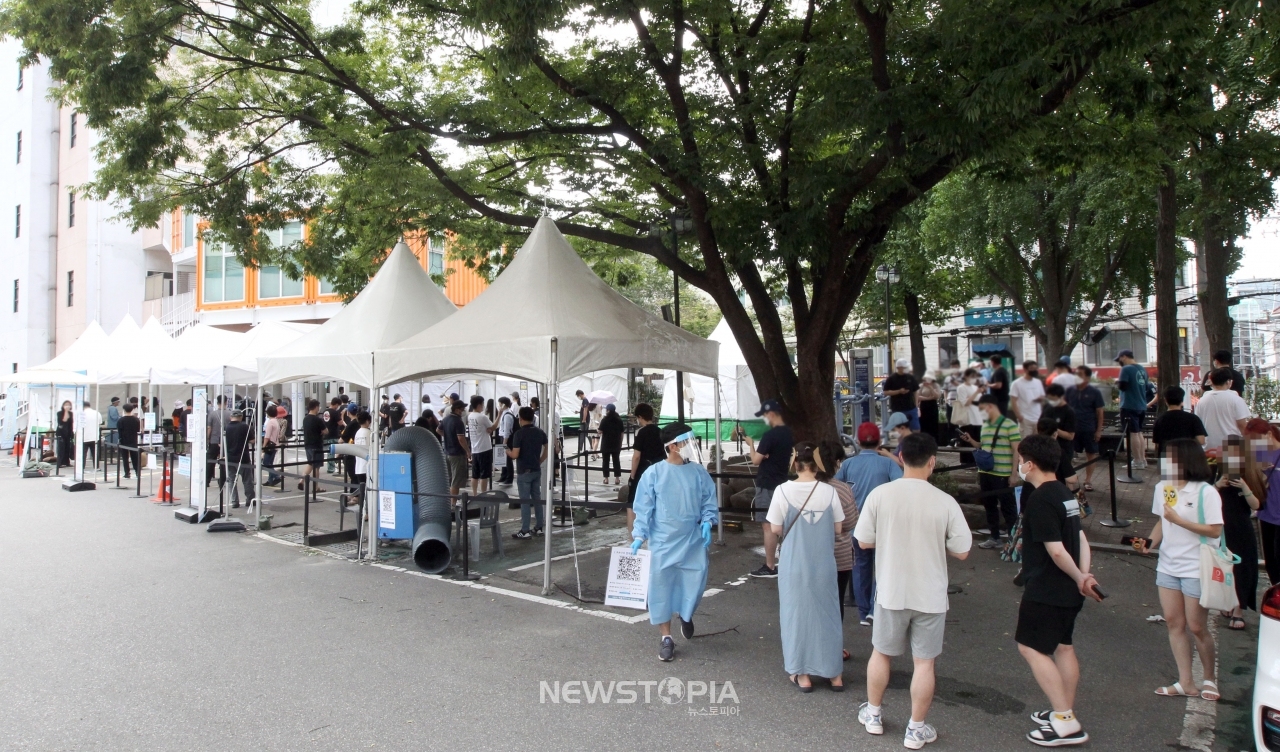 코로나19 신규 확진자가 1,455명으로 집계된 17일 오전 서울 동작구청 주차장에 마련된 임시 선별진료소에서 시민들이 코로나19 검사를 받기 위해 줄 서 기다리고 있다. (사진=동작구 제공)