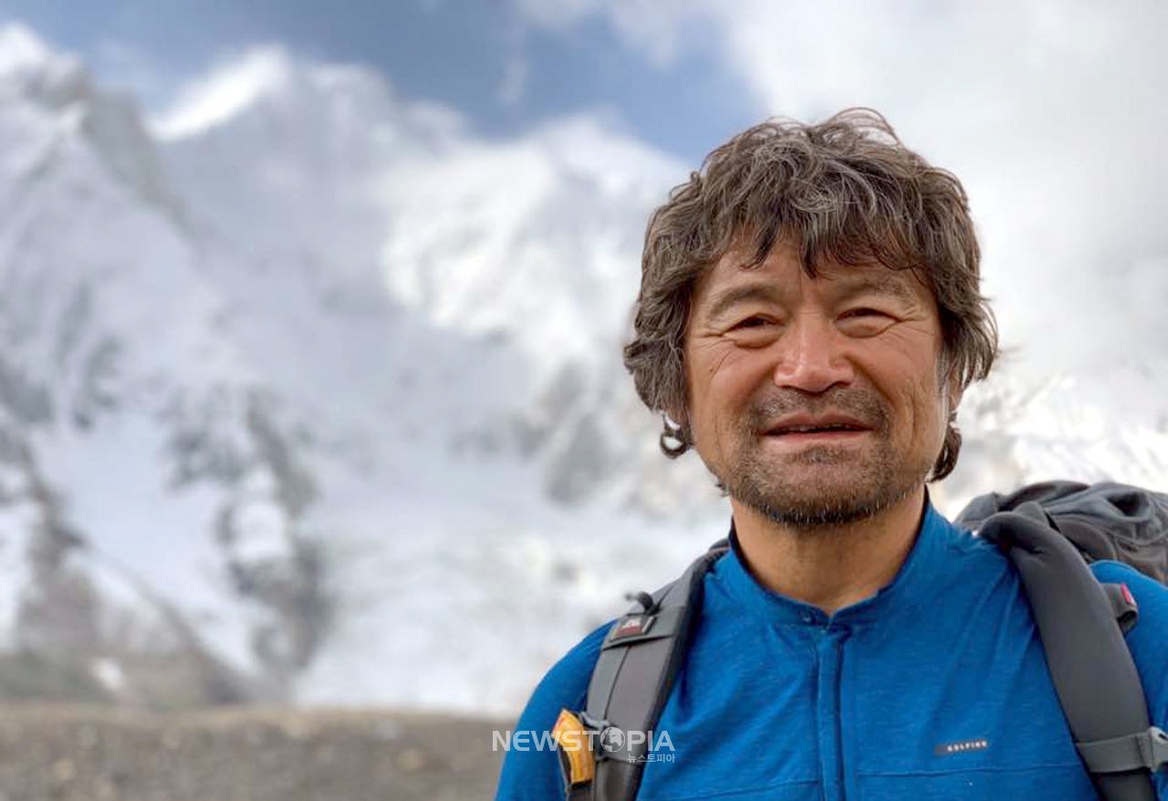 광주시산악연맹은 열 손가락 없는 산악인 김홍빈 대장이 브로드피크(해발 8047m) 정상 등정에 성공했다고 19일 밝혔다. 정상 도전을 앞두고 베이스캠프(5135m)에서 찍은 김홍빈 대장. (사진=광주시산악연맹 제공).