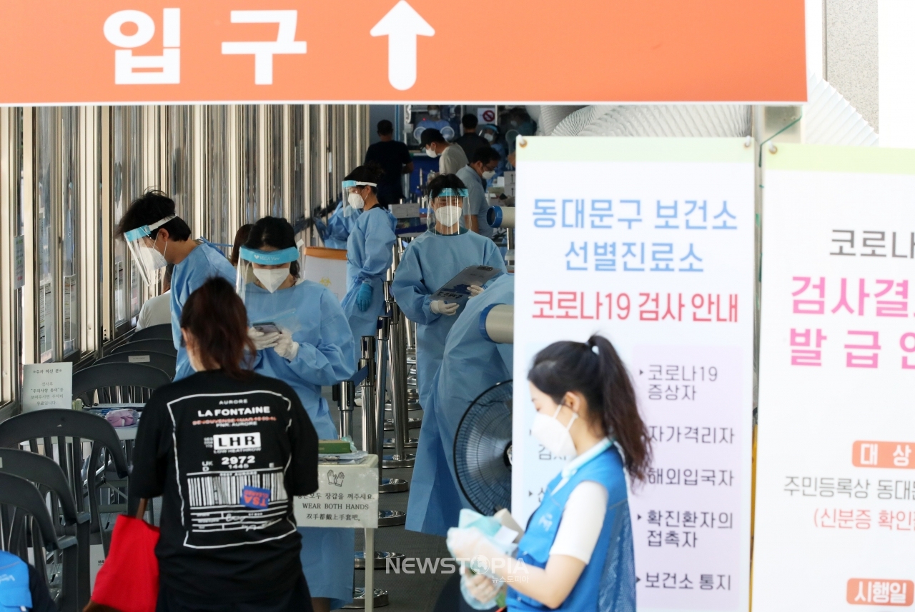 코로나19 신규 확진자가 1,842명으로 역대 최다를 기록한 22일 오전 서울 동대문구 보건소에 마련된 선별진료소에서 의료진이 분주히 움직이고 있다.ⓒ뉴시스