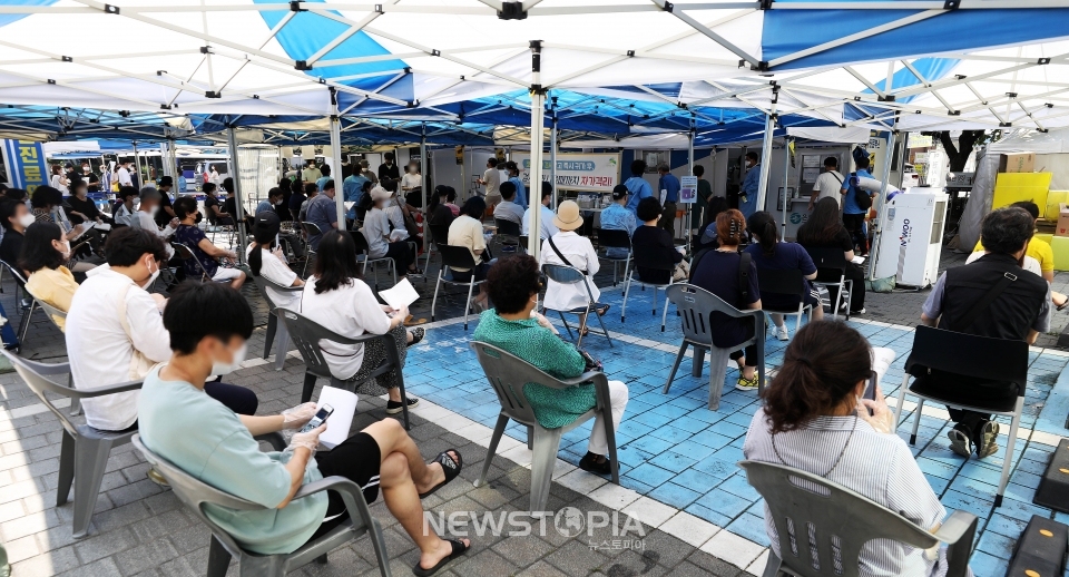 코로나19 신규 확진자가 1,630명(국내발생 1,574명, 해외유입 56명)으로 집계된 23일 오전 서울 은평구보건소 선별진료소에 시민들이 검사를 받기 위해 대기하고 있다. 뉴시스