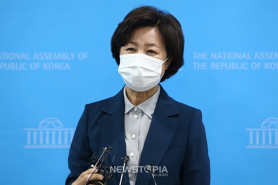더불어민주당 대권주자인 추미애 전 법무부 장관이 23일 서울 여의도 국회 소통관에서 1호 공약 발표를 마친 후 취재진의 질문에 답변하고 있다.