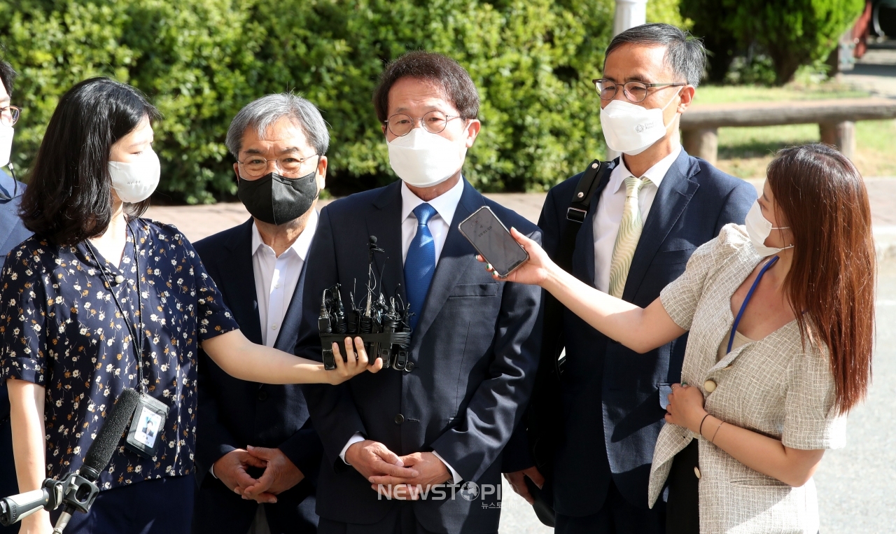 '해직교사 부당 특별채용 논란'에 연루된 조희연 서울시교육감이 피의자 신분으로 조사받기 위해 27일 오전 경기 과천시 정부과천청사 고위공직자범죄수사처(공수처)로 출두하며 취재진의 질문에 답하고 있다.