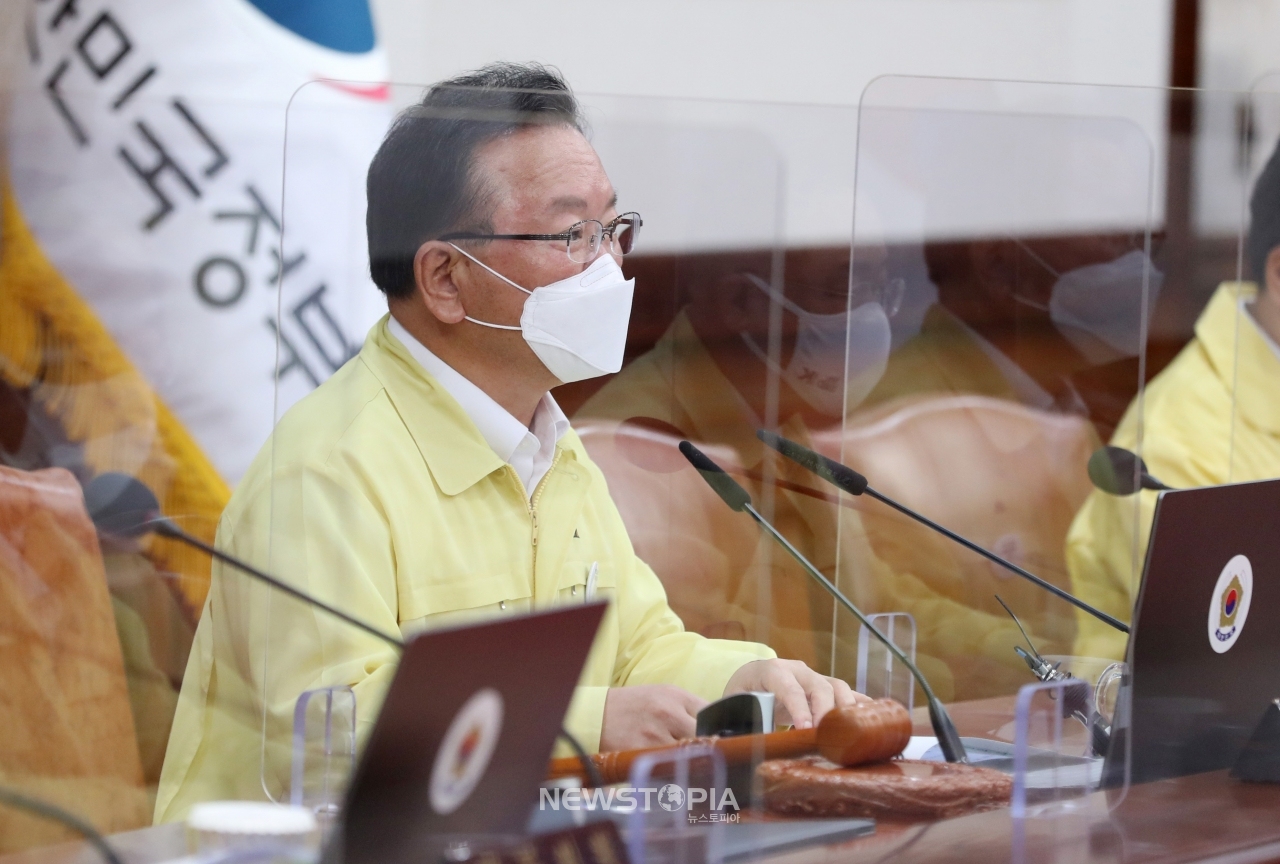 김부겸 국무총리가 27일 오전 서울 종로구 정부서울청사에서 영상으로 열린 국무회의에 참석해 발언하고 있다.ⓒ뉴시스