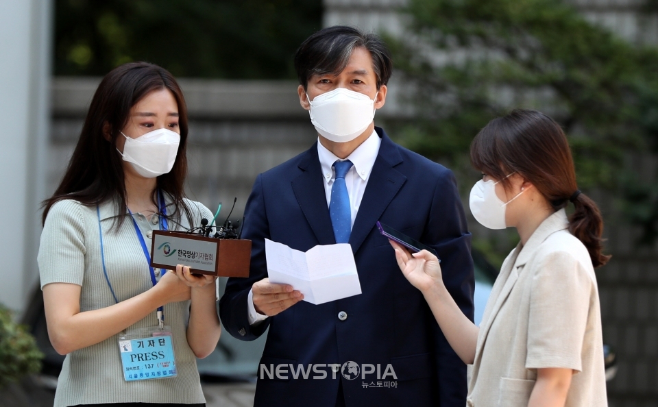 조국 전 법무부 장관이 23일 오전 서울 서초구 서울중앙지방법원에서 '입시비리 및 사모펀드' 등 혐의와 관련한 공판에 출석하며 입장을 밝히고 있다.ⓒ뉴시스