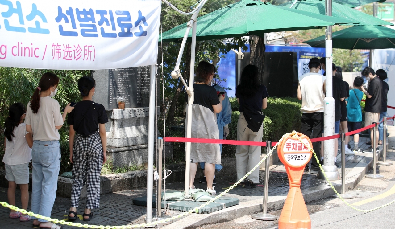 코로나19 4차 대유행이 지속되는 가운데 27일 오전 서울 동작구 보건소 선별진료소에서 시민들이 검사를 받기 위해 줄을 서고 있다.ⓒ뉴시스