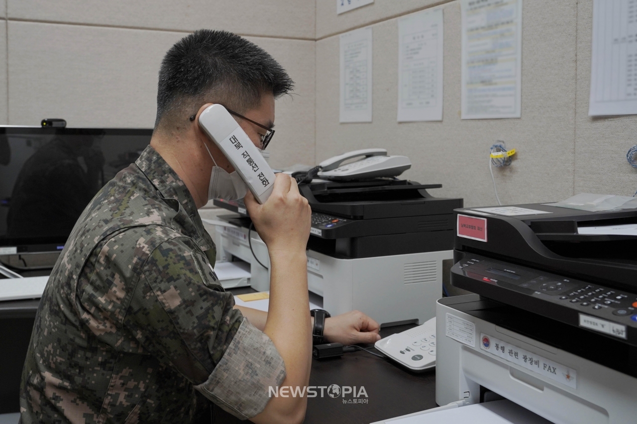 남북 통신 연락선이 복원된 27일 군 장병이 서해지구 군 통신선 시험통신을 하고 있다. (사진=국방부 제공)