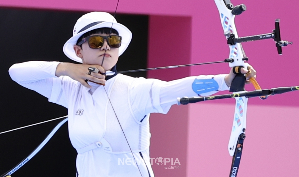 대한민국 양궁 대표팀 안산이 25일 오후 일본 도쿄 유메노시마 양궁장에서 열린 2020 도쿄올림픽 양궁 여자단체전 8강전에 출전해 활을 쏘고 있다. ⓒ뉴시스