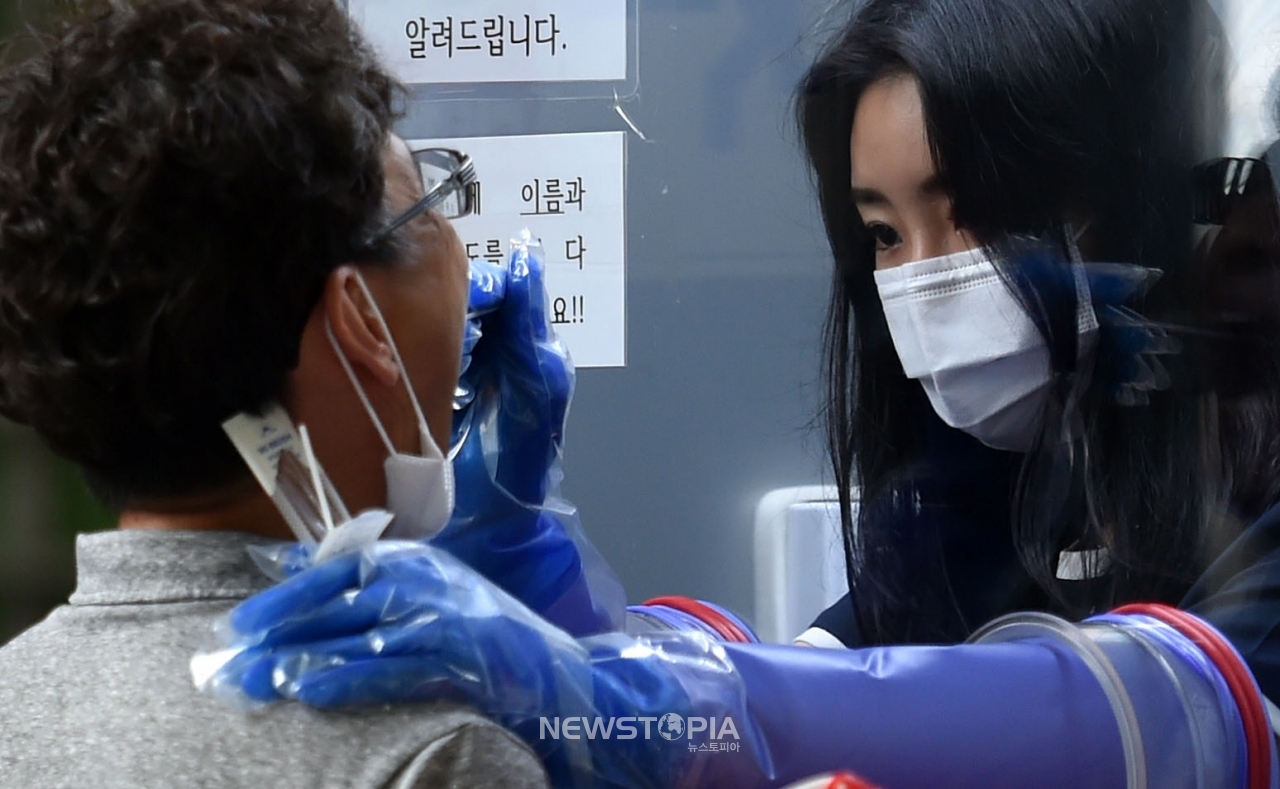 대구지역 코로나19 확진자가 26명으로 집계된 2일 오전 대구 동구 보건소 선별진료소에서 의료진이 검체 채취를 하고 있다.ⓒ뉴시스