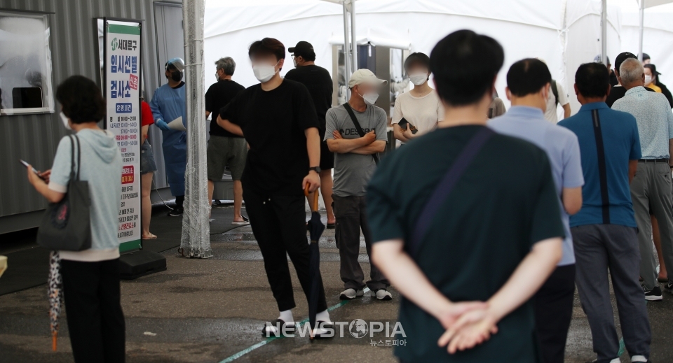 코로나19 신규 확진자가 1219명을 기록하며 누적 확진자가 20만 명을 넘어선 2일 오전 서울 서대문구 신촌기차역 공영주차장 임시선별검사소에서 시민들이 검사를 받기 위해 기다리고 있다.ⓒ뉴시스