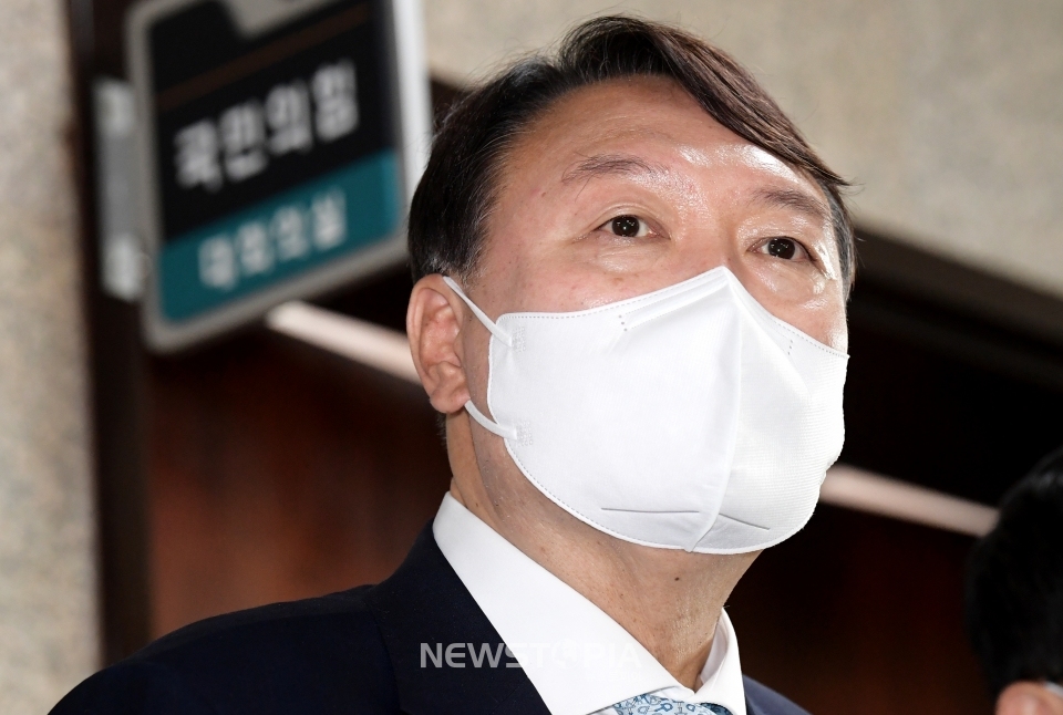 국민의힘 대권주자인 윤석열 전 검찰총장이 2일 서울 여의도 국회에서 이준석 대표 예방을 마친 후 취재진 질문에 답변하고 있다.ⓒ뉴시스