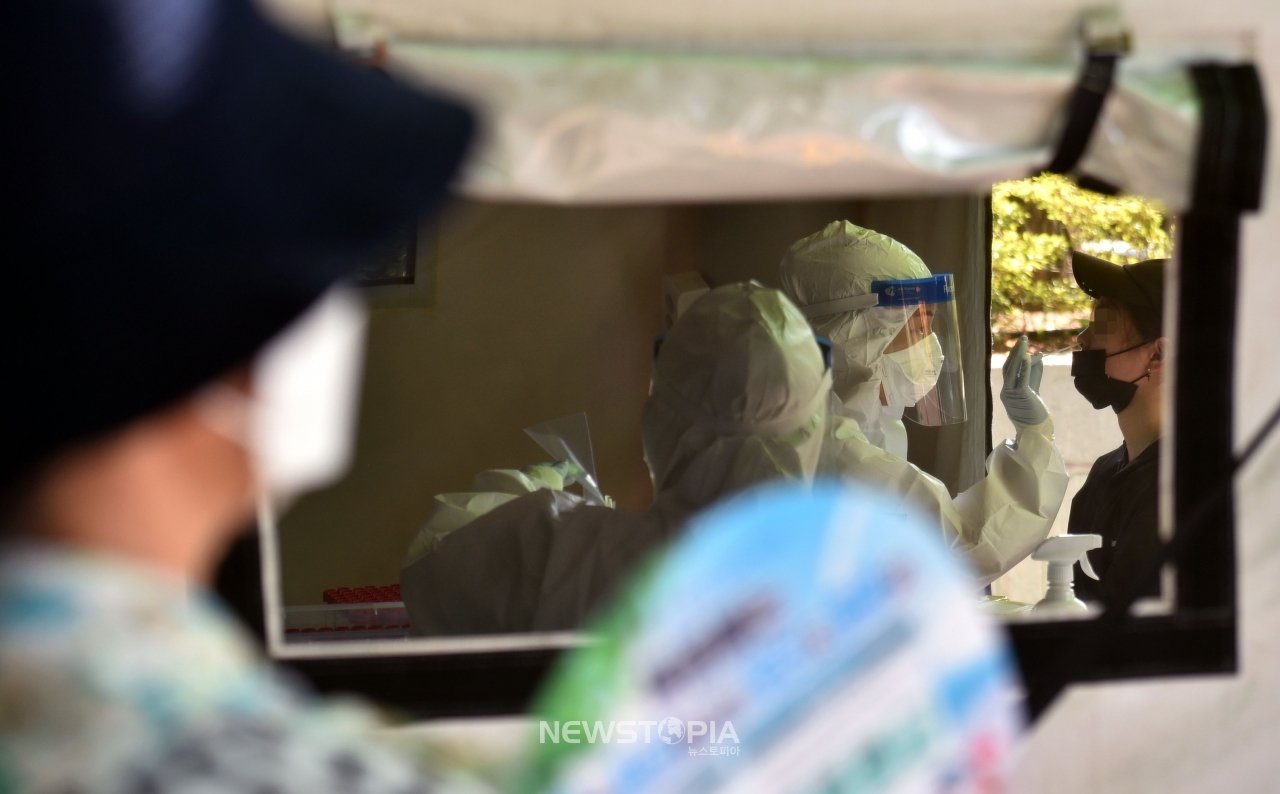 대구지역 코로나19 확진자가 121명으로 집계된 5일 오전 대구 달서구 보건소 선별진료소에서 의료진이 검체 채취를 하고 있다.ⓒ뉴시스