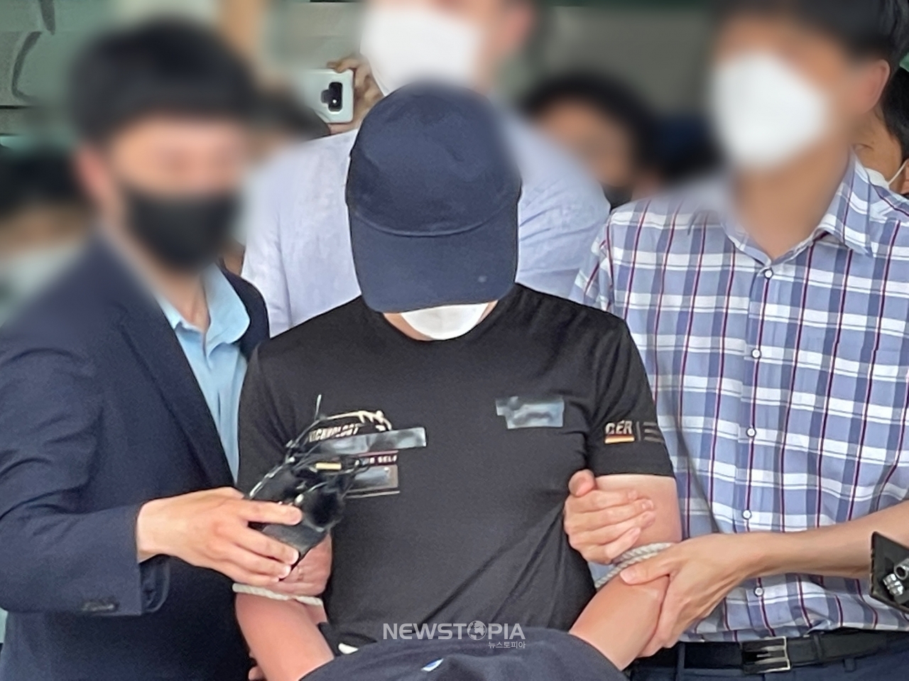 지난달14일 오후 1시 40분께 아동학대 살해 및 사체유기 등 혐의를 받는 피의자 A(26)씨가 대전지법에서 오후 2시 30분부터 열리는 영장 실질 심사를 받기 위해 대전 둔산경찰서에서 나와 호송차량으로 이동하고 있다.ⓒ뉴시스