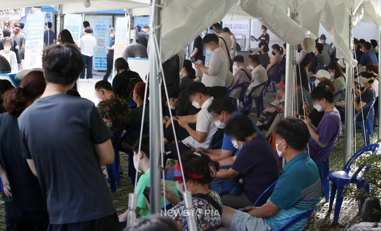 코로나19 신규 확진자가 1,492명을 기록한 9일 오전 서울 영등포구 보건소 선별진료소에서 시민들이 검사를 받기 위해 기다리고 있다. ⓒ뉴시스