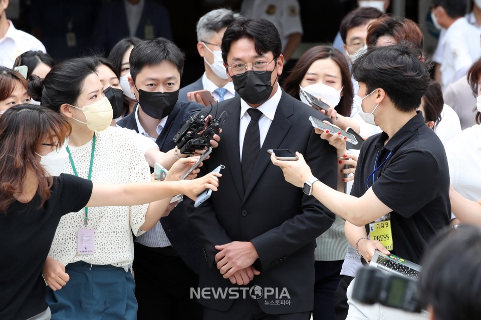 프로포폴 불법 투약 혐의를 받고 있는 배우 하정우가 10일 오전 서울 서초구 서울중앙지방법원에서 열린 1차 공판을 마친 뒤 청사를 나서고 있다.ⓒ뉴시스