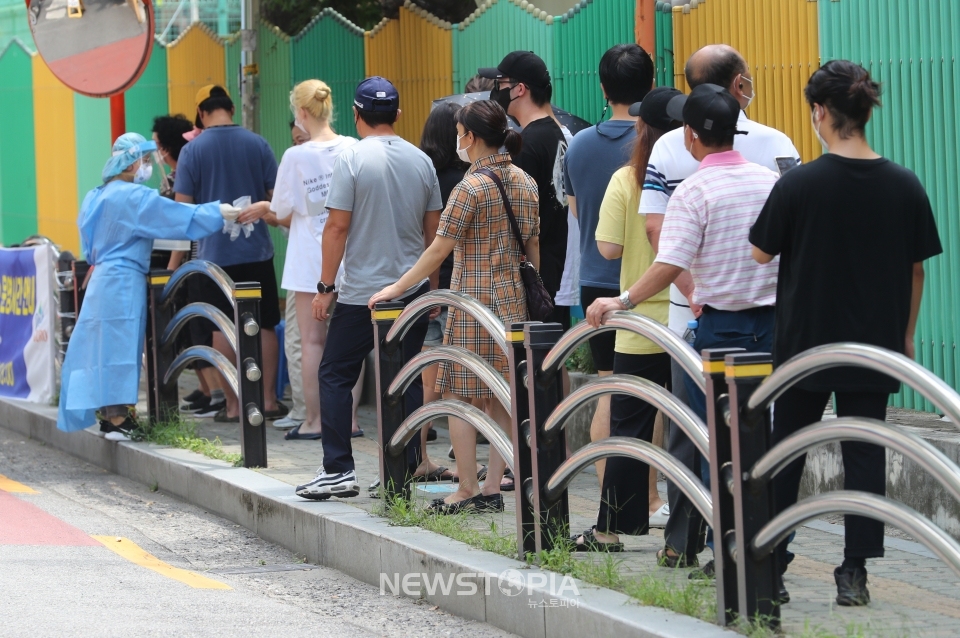 10일 오전 서울 구로구 보건소에 마련된 코로나19 선별진료소에서 검사를 받으려는 시민들이 줄을 서고 있다. 구로구청은 대형마트 직원과 가족 7명이 코로나19에 확진돼 집단 감염이 예상됨에 따라 해당 마트를 방문한 4만3000여명의 구민들에게 진단 검사 요청 알림 문자를 발송했다.