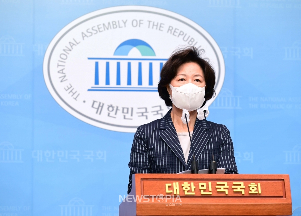 더불어민주당 대선 경선 후보 추미애 전 법무부 장관이 9일 서울 여의도 국회 소통관에서 열린민주당과의 통합 제안 기자회견을 하고 있다.ⓒ뉴시스