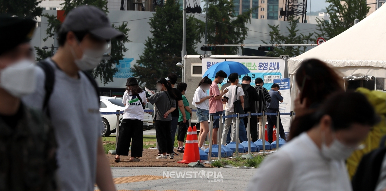 12일 오전 서울 용산역에 마련된 임시선별진료소에는 코로나19 검사자들이 길게 줄지어 서 있다.ⓒ뉴시스