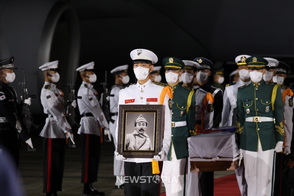 15일 오후 특별기를 통해 서울공항에 도착한 홍범도 장군의 유해 하기후 운구행렬이 이어지고 있다. ⓒ뉴시스
