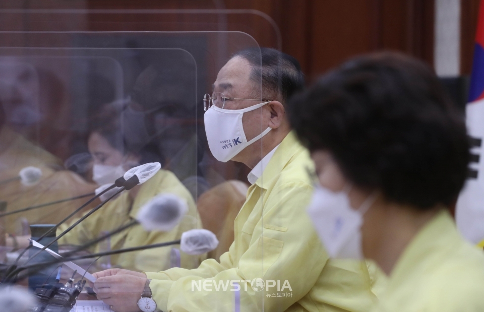 홍남기 경제부총리 겸 기획재정부 장관이 12일 오전 서울 종로구 정부서울청사에서 열린 비상경제 중앙대책본부(중대본) 회의에 참석해 발언하고 있다.ⓒ뉴시스