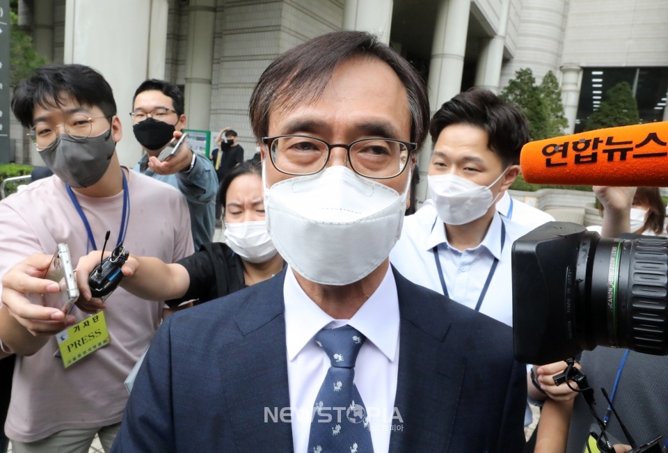 압수수색 과정에서 한동훈 검사장을 폭행한 혐의를 받는 정진웅 울산지검 차장검사가 12일 오후 서울 서초구 서울중앙지법에서 여린 선고 공판을 마치고 이동하고 있다. 서울중앙지법은 정 차장검사에게 징역 4개월과 자격정지 1년을 선고했다. ⓒ뉴시스