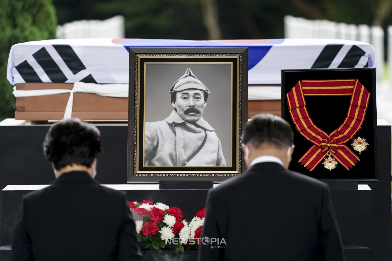 문재인 대통령과 김정숙 여사가 18일 오전 국립대전현충원에서 열린 홍범도 장군 유해 안장식에 참석해 묵념하고 있다. (사진=청와대 제공)