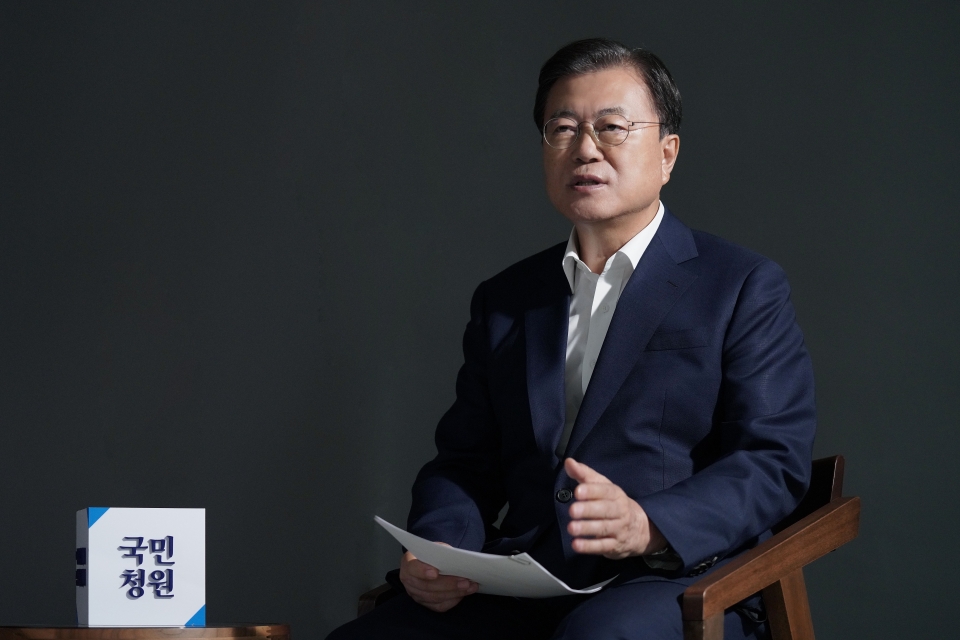 문재인 대통령이 19일 청와대 본관 집무실에서 ‘국민청원’ 도입 4주년을 맞아 국민청원에 직접 답변하고 있다. (사진=청와대 제공)