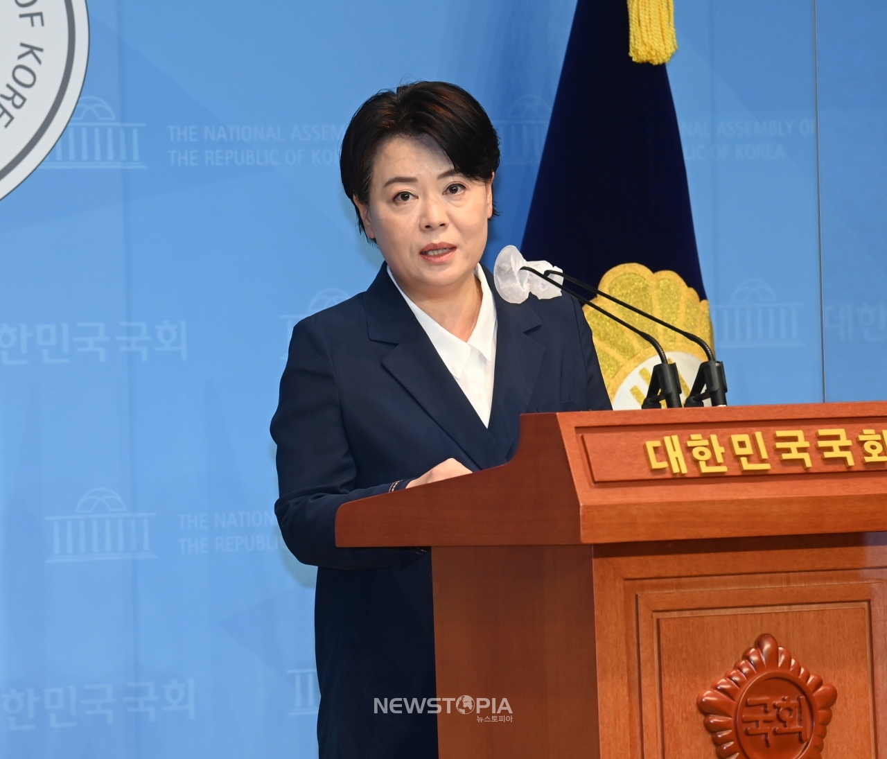 윤희숙 국민의힘 의원이 25일 서울 여의도 국회 소통관에서 대선 출마 포기와 국회의원직 사퇴 의사를 밝히고 있다.ⓒ뉴시스