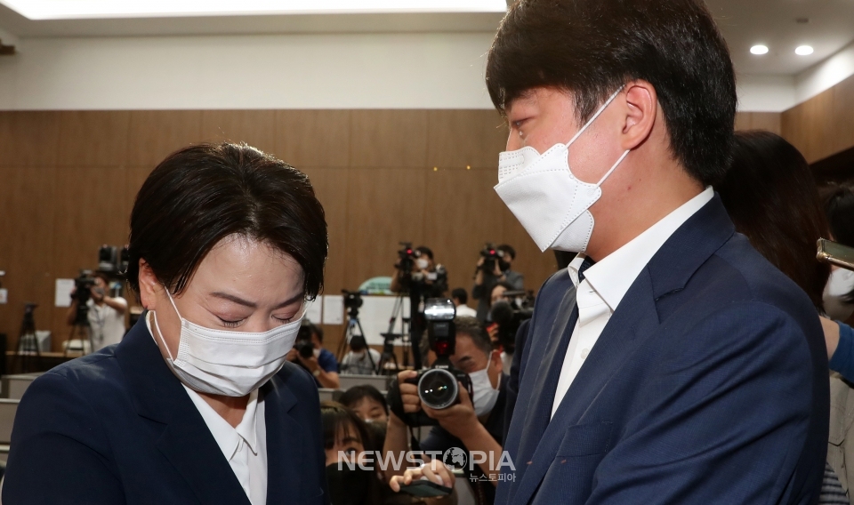 이준석 국민의힘 대표가 25일 서울 여의도 국회 소통관에서 의원직 사퇴 의사를 밝힌 윤희숙 의원을 찾아와 사퇴를 만류하며 눈물을 흘리고 있다.ⓒ뉴시스