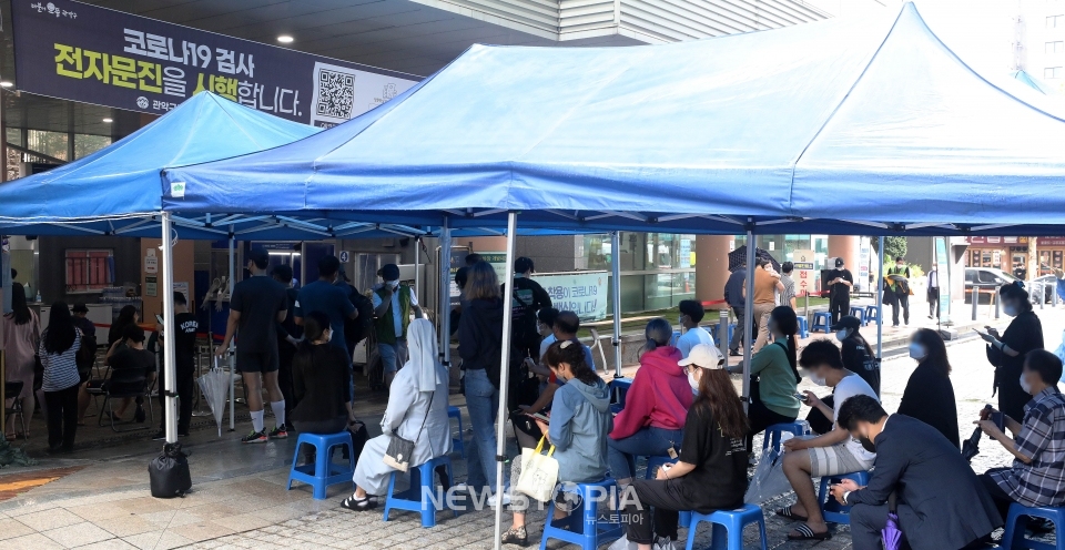 코로나19 신규 확진자 수가 1,509명으로 집계된 24일 오전 서울 관악구보건소 선별진료소에서 시민들이 검사를 받기 위해 대기하고 있다.ⓒ뉴시스