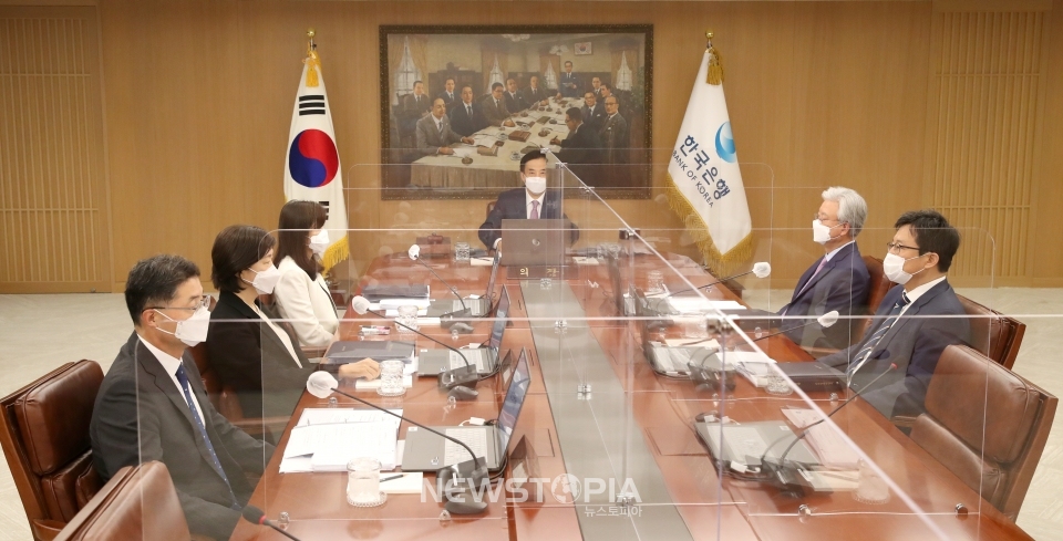 이주열 한국은행 총재가 26일 오전 서울 중구 한국은행에서 열린 금융통화위원회 본회의에서 회의를 주재하고 있다. (사진=한국은행 제공)
