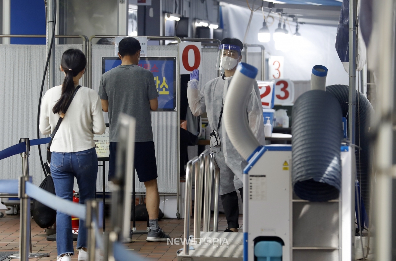 0시 기준 코로나19 신규 확진자수가 1793명을 기록한 28일 서울 영등포보건소 선별진료소에서 시민들이 검사를 하고 있다. ⓒ뉴시스