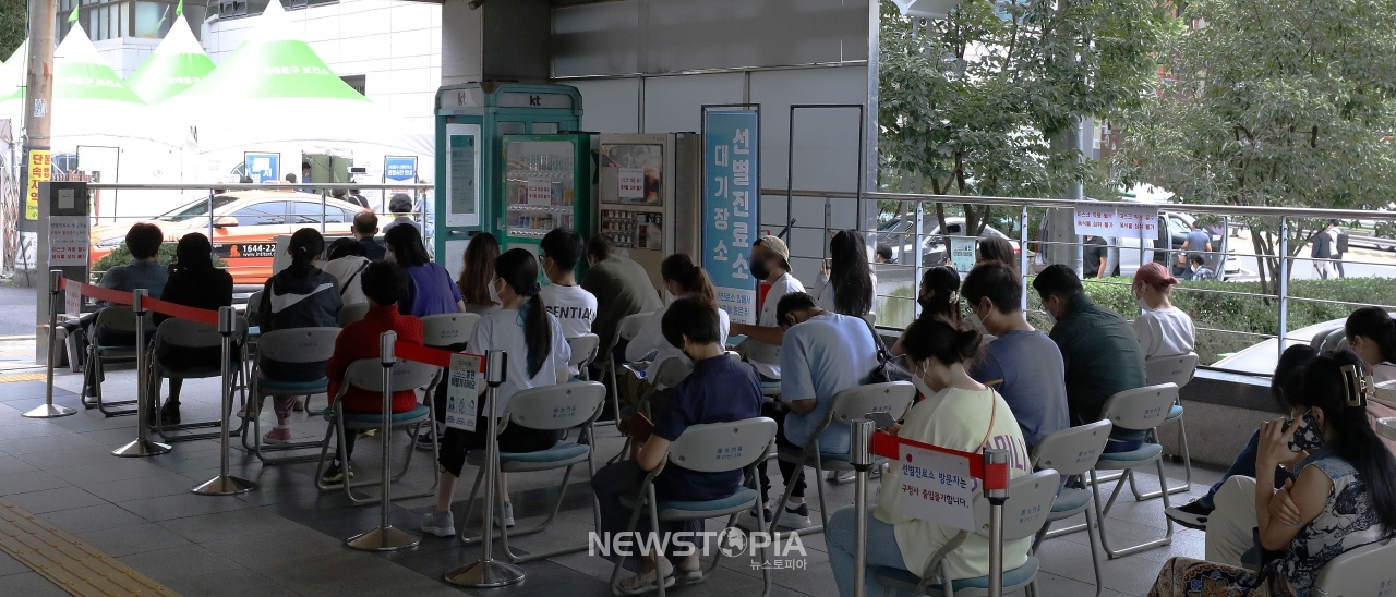 코로나19 신규 확진자가 2,025명으로 집계된 1일 오전 서울 서대문구보건소에 마련된 선별진료소에 시민들이 검사를 받기 위해 대기하고 있다.ⓒ뉴시스