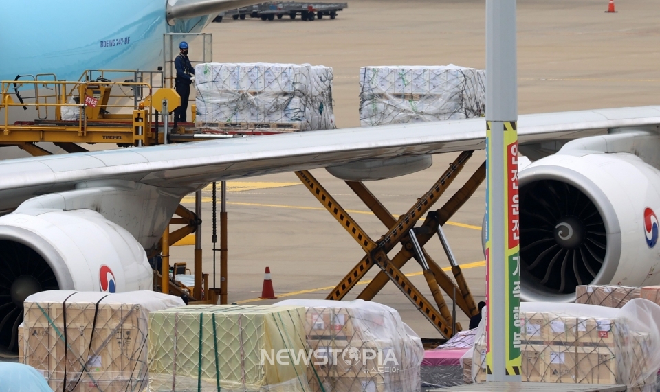 미국 모더나사가 개발한 코로나19 백신이 지난달 23일 오후 인천국제공항 화물터미널을 통해 국내에 도입되고 있다.ⓒ뉴시스