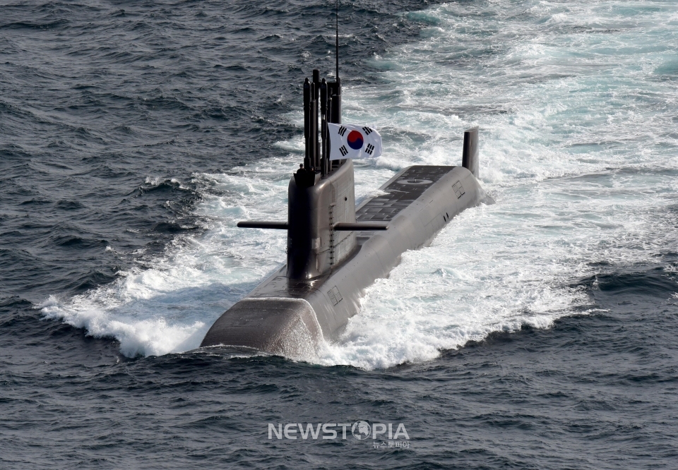 해군은 13일 경남 거제 대우조선해양 옥포조선소에서 우리나라 기술로 독자 설계·건조된 해군의 첫 번째 3,000톤급 잠수함인 도산안창호함(KSS-Ⅲ)의 인도·인수 및 취역식을 개최한다. 도산안창호함은 앞으로 1년간의 전력화 훈련을 통한 작전수행능력 평가를 거친 후 2022년 8월경 실전 배치되어 전방위적 위협에 대응하는 국가 전략무기체계로 활약하게 된다. (사진=해군 제공)