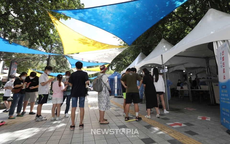 코로나19 신규 확진자가 2,050명으로 집계된 8일 오후 서울 노원구 보건소 선별진료소에서 시민들이 검사를 받기 위해 대기하고 있다.ⓒ뉴시스