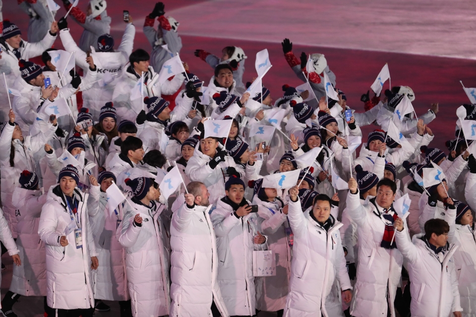 2018 평창 동계올림픽 개막식이 열린 9일 오후 강원도 평창 올림픽스타디움에서 한반도기를 들고 우리나라 선수와 북한 선수단이 공동입장하고 있다.ⓒ뉴시스