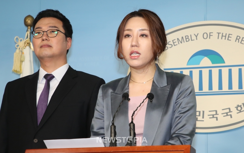 미래통합당 순천 출마자인 천하람(오른쪽) 젊은보수 대표와 조성은 브랜드뉴파티 대표가 5일 서울 여의도 국회 정론관에서 박근혜 전 대통령의 서신과 당의행보에 관한 미래통합당 합류 중도청년정당 입장을 밝히고 있다. 2020.03.05. ⓒ뉴시스