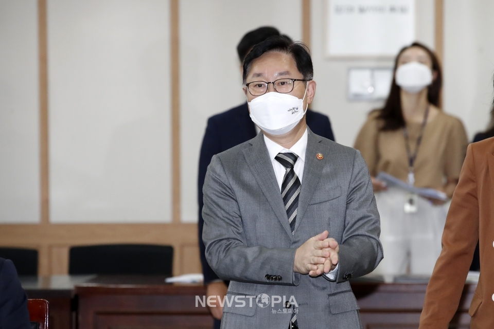 박범계 법무부 장관이 15일 오후 경기 과천시 정부과천청사 법무부에서 'N번방 텔레그램 성착취 사건 그후 1년'을 주제로 열린 디지털 성범죄 사례 발표 화상 세미나에 참석하고 있다.ⓒ뉴시스