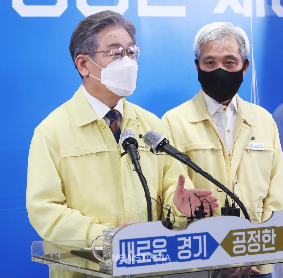 이재명 경기도지사가 15일 오후 경기도 수원시 경기도청 브리핑룸에서 제3차 경기도 재난기본소득 지급 관련 기자회견을 하고 있다.ⓒ뉴시스