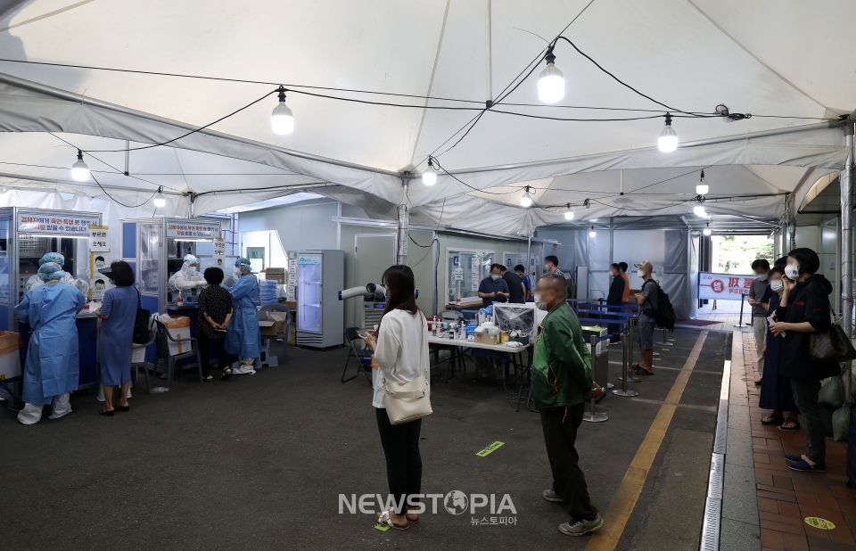 코로나19 신규 확진자가 1,943명으로 집계된 16일 오전 서울 송파구보건소 선별진료소에서 시민들이 검사를 받기 위해 대기하고 있다. ⓒ뉴시스