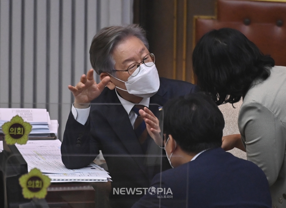 더불어민주당 대선 주자인 이재명 경기지사가 15일 오전 경기도 수원시 경기도의회에서 열린 제354회 임시회 제4차 본회의에 출석해 도의원들과 대화하고 있다.ⓒ뉴시스