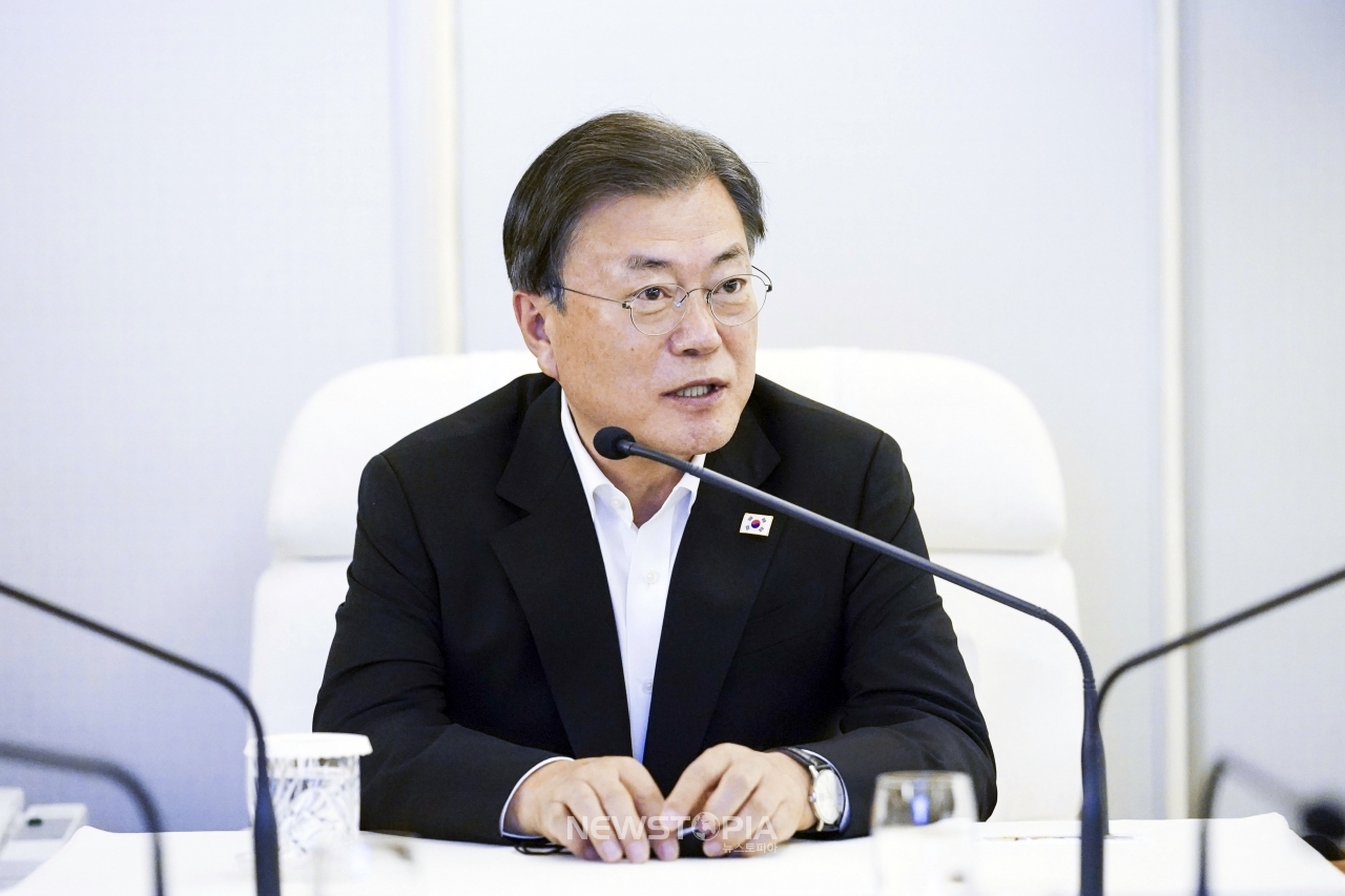 제76차 유엔총회와 하와이 순방 일정을 마친 문재인 대통령이 23일 공군 1호기 회의실에 순방에 동행한 기자들과 간담회를 하고 있다.ⓒ뉴시스