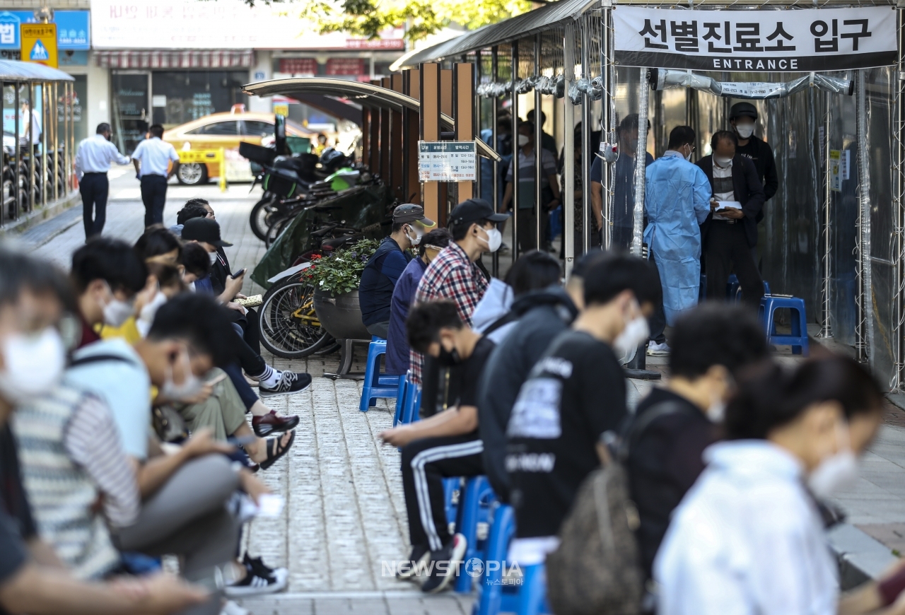 0시 기준 국내 코로나 신규 확진자가 2,434명으로 역대 최다를 경신한 24일 오전 서울 관악구보건소에 설치된 코로나19 선별진료소를 찾은 시민들이 검사를 받기 위해 대기하고 있다.ⓒ뉴시스