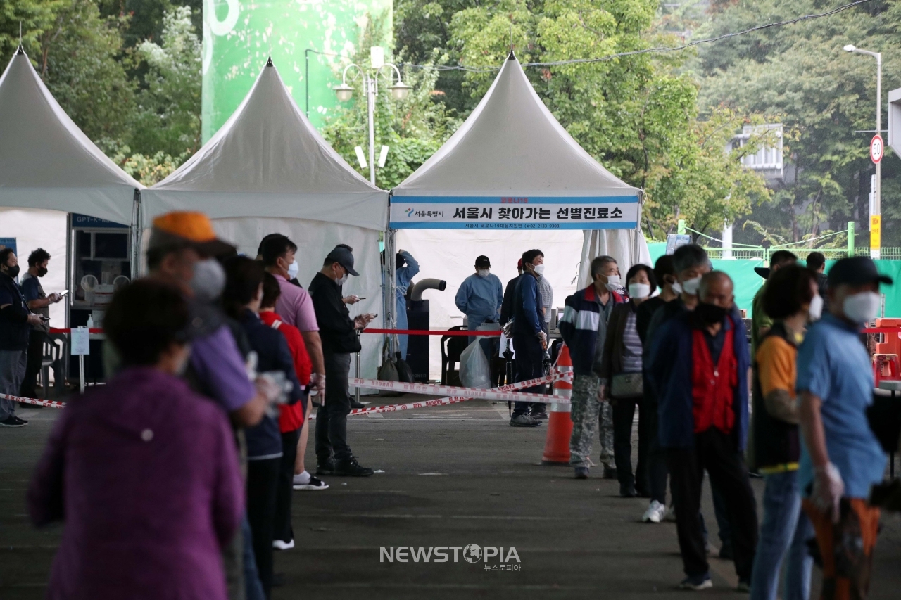 0시 기준 2885명의 신규 코로나19 확진자가 발생한 29일 서울 송파구 가락시장에 설치된 선별진료소에서 시장 상인 등 시민들이 검사를 받기 위해 줄을 서고 있다. 가락시장 누적 확진자 수는 746명이다. ⓒ뉴시스