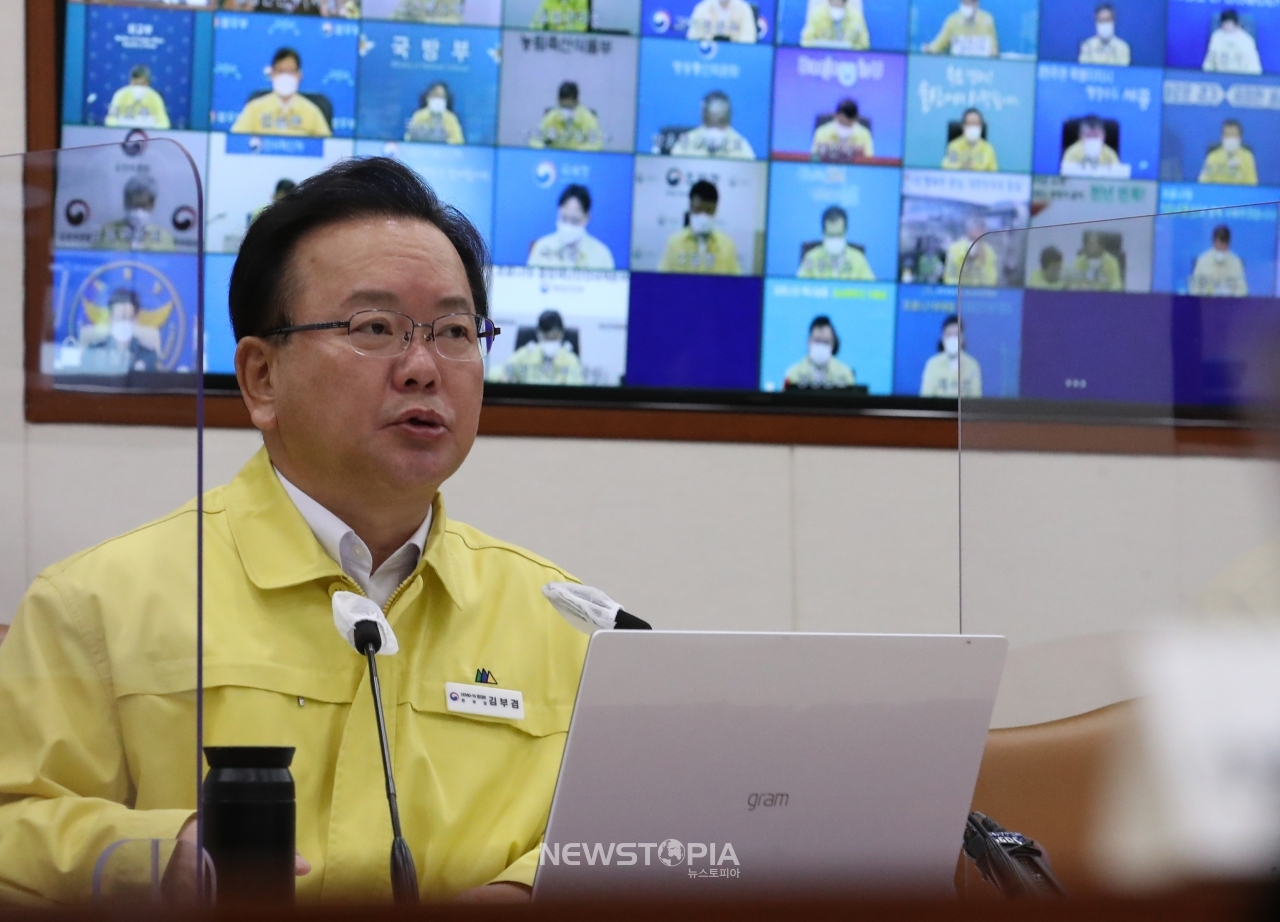 김부겸 국무총리가 1일 오전 서울 종로구 정부서울청사에서 열린 코로나19 중앙재난안전대책본부(중대본) 회의에 참석해 발언하고 있다. 이날 김부겸 총리는 수도권 4단계, 비수도권 3단계의 사회적 거리두기를 4일부터 2주간 유지한다고 밝혔다. ⓒ뉴시스